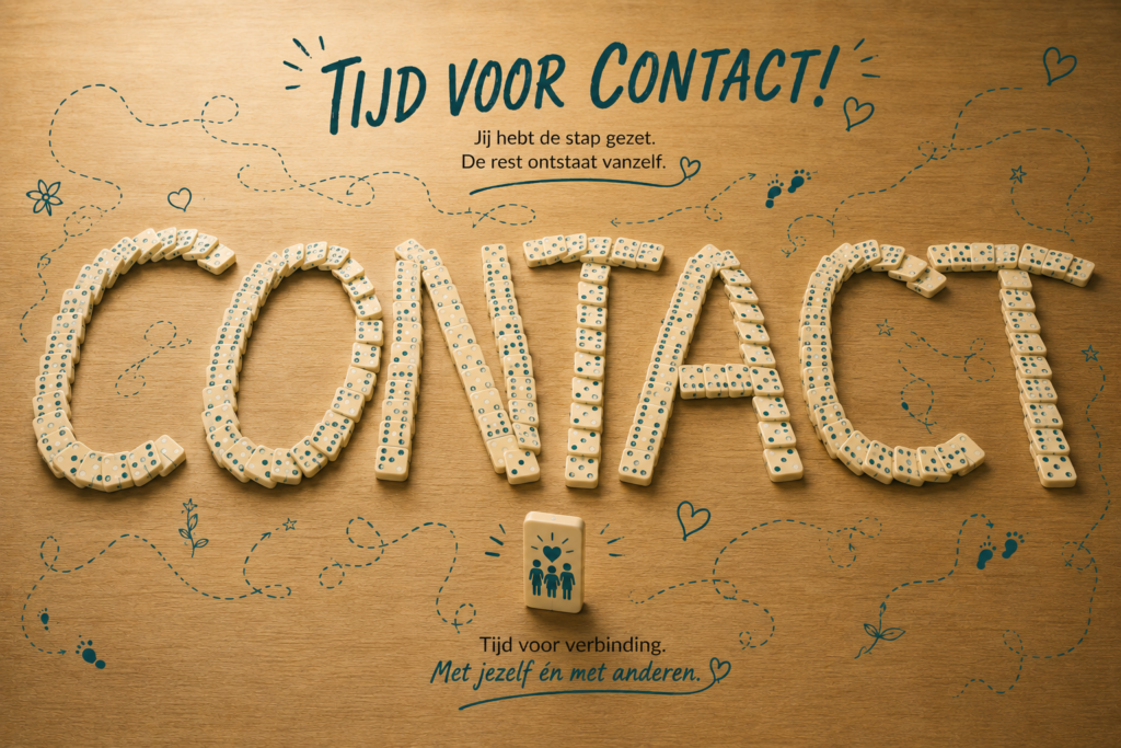 De dominoreactie is voltooid. De vele kronkelende routes uit de eerdere afbeeldingen blijken samen het grote woord ‘CONTACT’ te vormen. Bovenaan staat ‘Tijd voor Contact!’ en rondom het woord lopen speelse lijnen, hartjes en voetstappen. Onderaan staat een laatste rechtopstaande dominosteen met een symbool van mensen en een hart: het eindpunt van de cursus én het begin van nieuw contact.